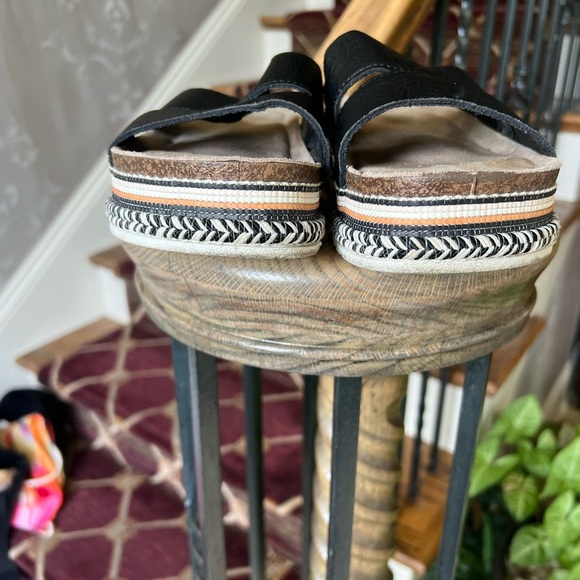 Mukluks ladies black slip on sandal platform US size 8 very good condition - Picture 7 of 8